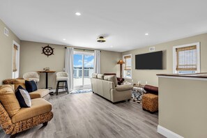 Smart TV, fireplace, books - Top Flr Balcony w/ bonus room + wet bar, 2 blocks to beach, Linens/towels incl. (Seaside Heights)