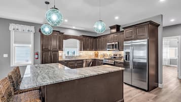 KĂŒhlschrank, Mikrowelle, Ofen, Herdplatte