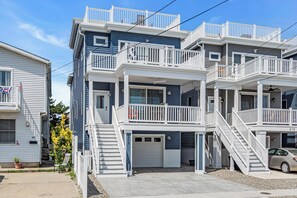 Exterior - Top Flr Balcony w/ bonus room + wet bar, 2 blocks to beach, Linens/towels incl. (Seaside Heights)