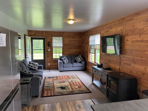 Smart TV, DVD player - Squatch Mountain is a 2-bedroom Cabin for all your "UPNORTH" Fun!  Dog Friendly  (Mountain)