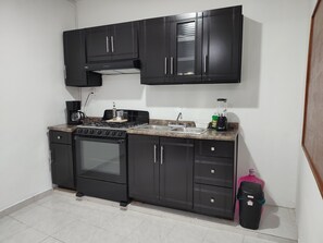 Horno, parrilla de estufa, cafetera y tetera y licuadora