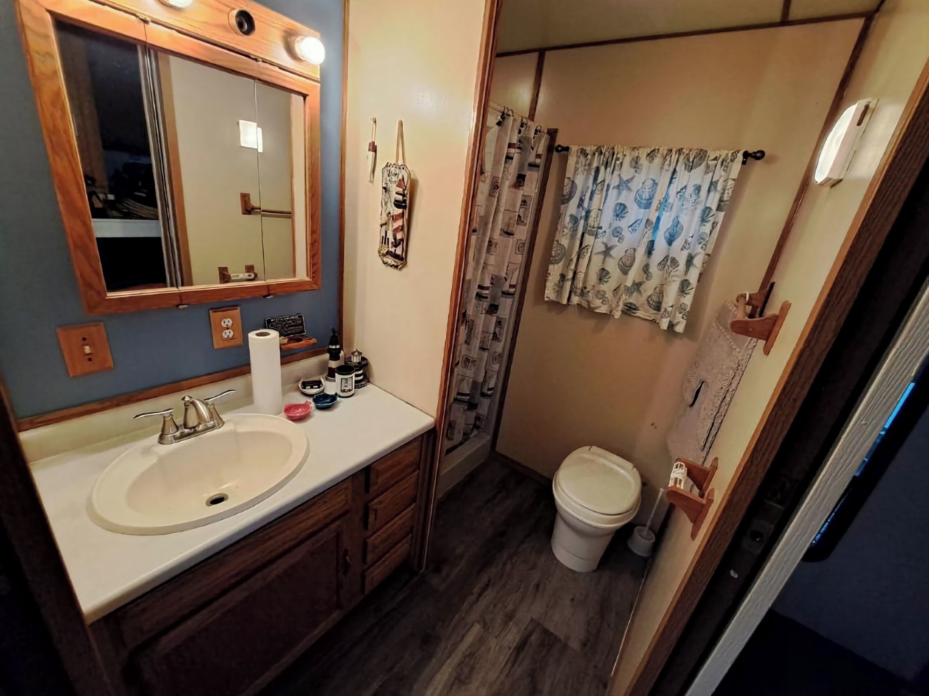 Séchoir à cheveux, serviettes fournies, savon, shampooing