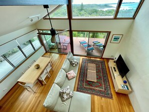 TV, books - Wavers Rest Angourie. Views over ocean and national park, Wifi +++ (Clarence Valley)
