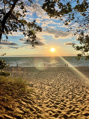 Beach - HOT TUB, beach access, 2-bdrm cottage just outside Port Austin with AC & WiFi #1 (Port Austin)