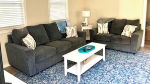 Smart TV - HOT TUB, beach access, 2-bdrm cottage just outside Port Austin with AC & WiFi #1 (Port Austin)