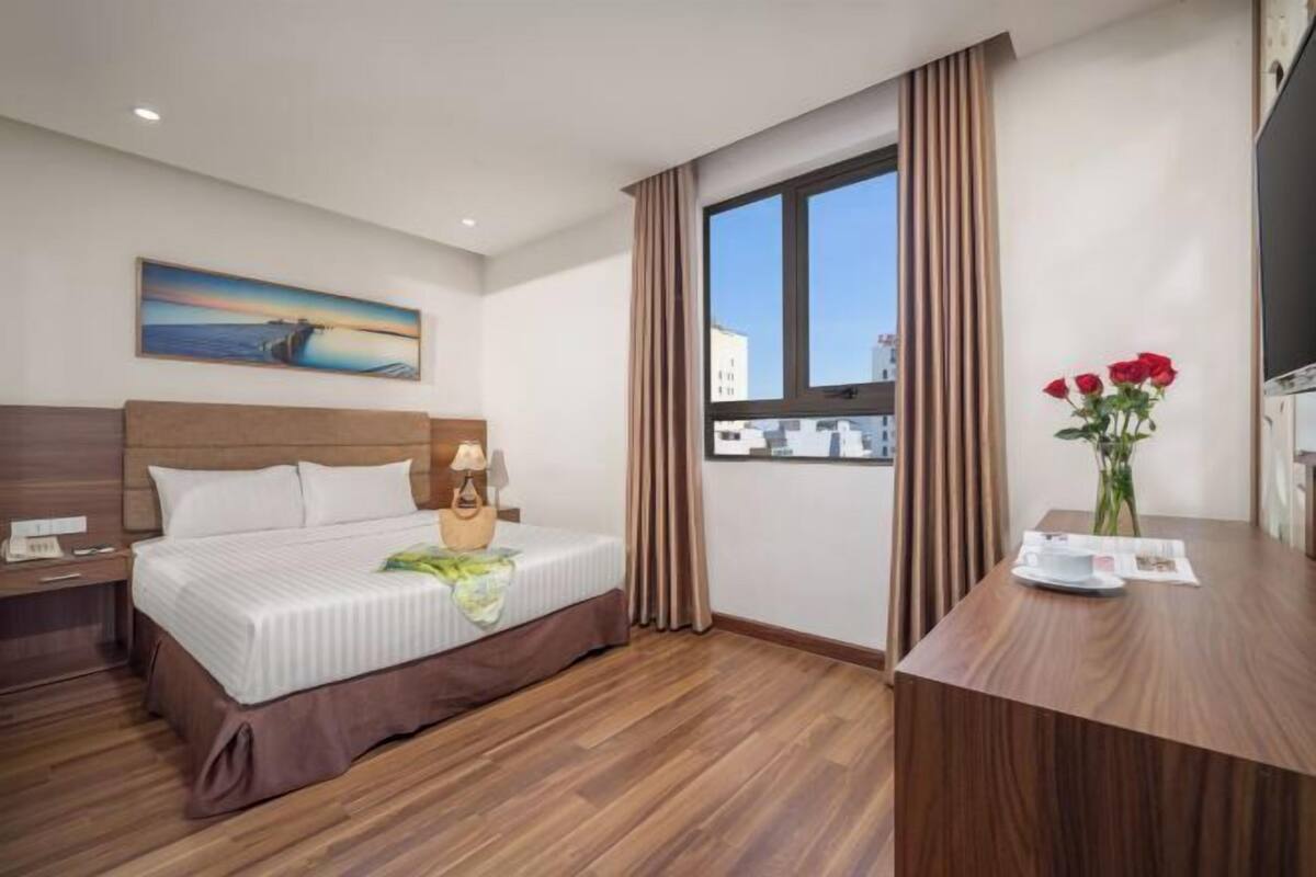 Een minibar, een bureau, verduisterende gordijnen, geluiddichte muren