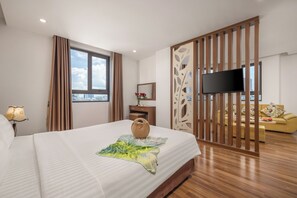 Quarto casal luxo | Frigobar, escrivaninha, cortinas blackout, quartos à prova de som