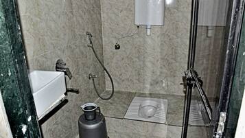Ducha y bañera combinadas, zapatillas, toallas y jabón