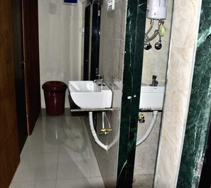 淋浴/盆浴组合、拖鞋、毛巾、肥皂