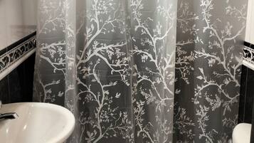 Handtücher, Seife, Shampoo, Toilettenpapier