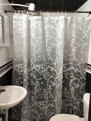 Håndklær, såpe, sjampo og toalettpapir