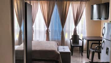 1 slaapkamer, een strijkplank/strijkijzer, gratis wifi, beddengoed