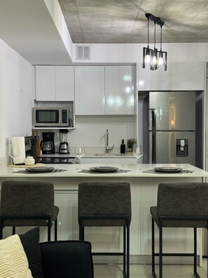 Kühlschrank, Mikrowelle, Ofen, Herdplatte