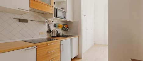 Refrigerador, microondas, parrilla de estufa y tetera eléctrica