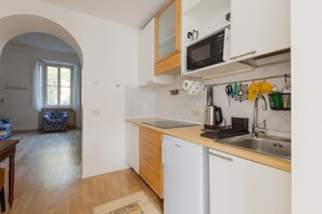 Refrigerador, microondas, parrilla de estufa y tetera eléctrica 