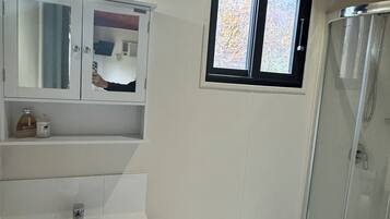 Serviettes fournies, savon, papier toilette