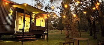 Romantic tiny house escape amongst wineries & MTB Trails. Fire Pit, Creekside
