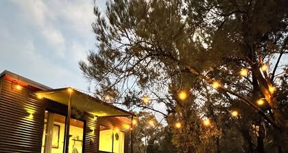 Romantic tiny house escape amongst wineries & MTB Trails. Fire Pit, Creekside