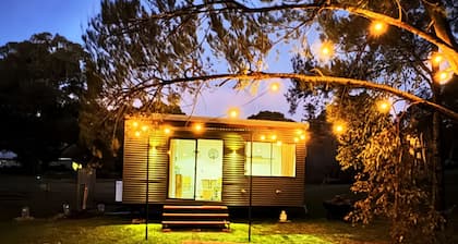 Romantic tiny house escape amongst wineries & MTB Trails. Fire Pit, Creekside
