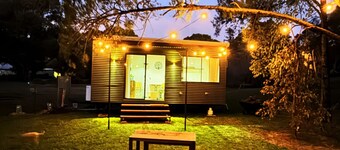 Romantic tiny house escape amongst wineries & MTB Trails. Fire Pit, Creekside