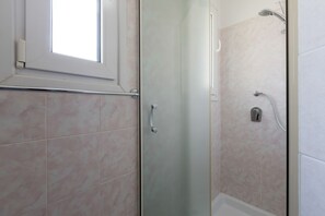 Dusche, Haartrockner, Bidet, Handtücher