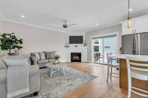 Smart TV, fireplace, books - Streaming TVs | Espresso Bar | Linens + Towels (Seaside Park)
