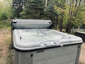 Eine Whirlwanne mit Bedienfeld und dem Schriftzug 'Nordic Hot Tubs'.
