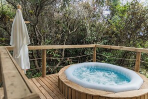 Baignoire et douche séparées, serviettes fournies, savon, shampoing