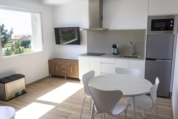 Kjøleskap, mikrobølgeovn og brødrister