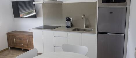 Køleskab, mikrobølgeovn, brødrister