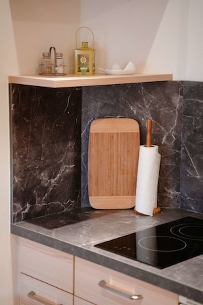 Kylskåp, mikrovågsugn och grytor/köksredskap