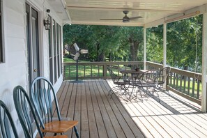 Outdoor dining - Lakeside Escape (Andalusia)