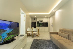 Basic-Apartment, Poolblick | Wohnbereich | Flachbildfernseher