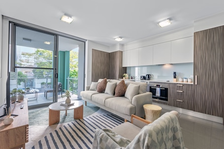 Apartment, 1 Queen Bed, Non Smoking, Balcony | 3 bedrooms, individually decorated, individually furnished