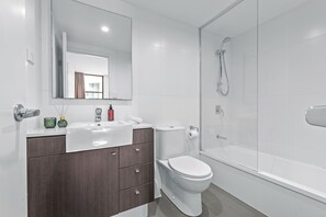 Apartment, 1 Queen Bed, Non Smoking, Balcony | Bathroom | Free toiletries, hair dryer, towels, soap - Cirque Apartments (New Farm)