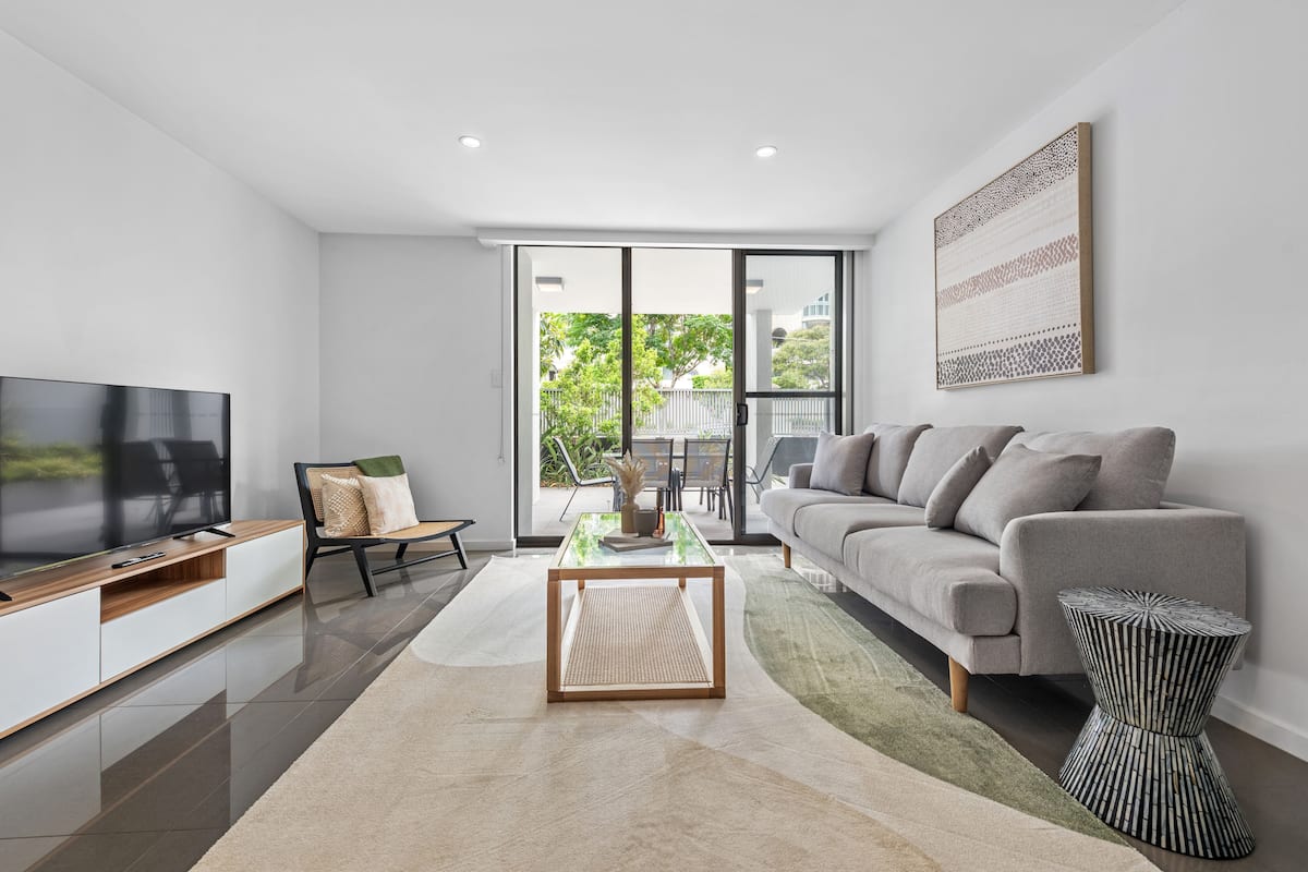 Appartamento, 3 camere da letto, terrazzo, al piano terra | Area soggiorno | TV a schermo piatto 42 pollici con canali via cavo