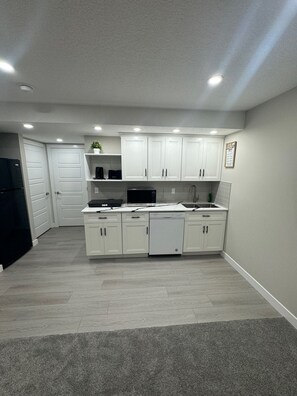 Fridge, microwave, stovetop, dishwasher