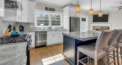1 Block 2 Beach, Steps to Town, Linens/towels incl