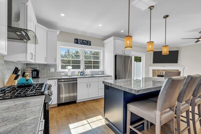 1 Block 2 Beach, Steps to Town, Linens/towels incl