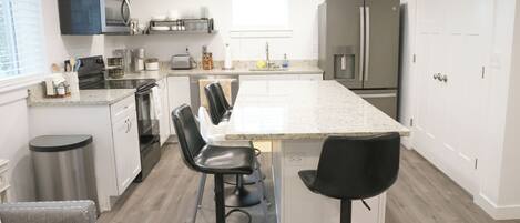 Kjøleskap, mikrobølgeovn, ovn og kokeplater