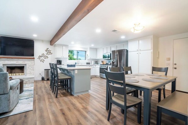 Fridge, microwave, oven, stovetop - 3-bedroom vacation home 16 minutes from LEGOLAND® California (Vista)