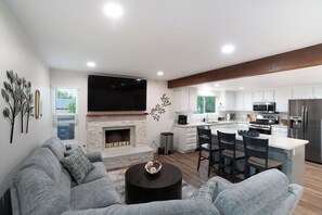 Smart TV - 3-bedroom vacation home 16 minutes from LEGOLAND® California (Vista)