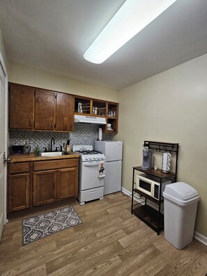 Coffee/tea maker, microwave, oven, stovetop