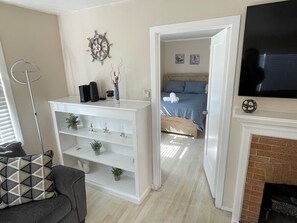 2 chambres, bureau, fer et planche à repasser, lit parapluie