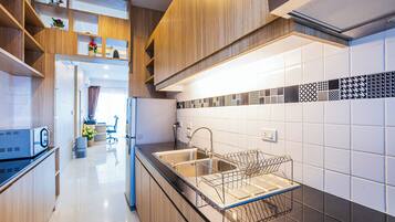 Réfrigérateur, micro-ondes, cafetiÚre/bouilloire, bouilloire électrique