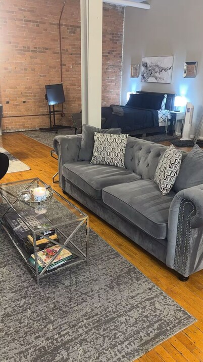 Downtown Detroit Loft & Pool Table & Free Parking