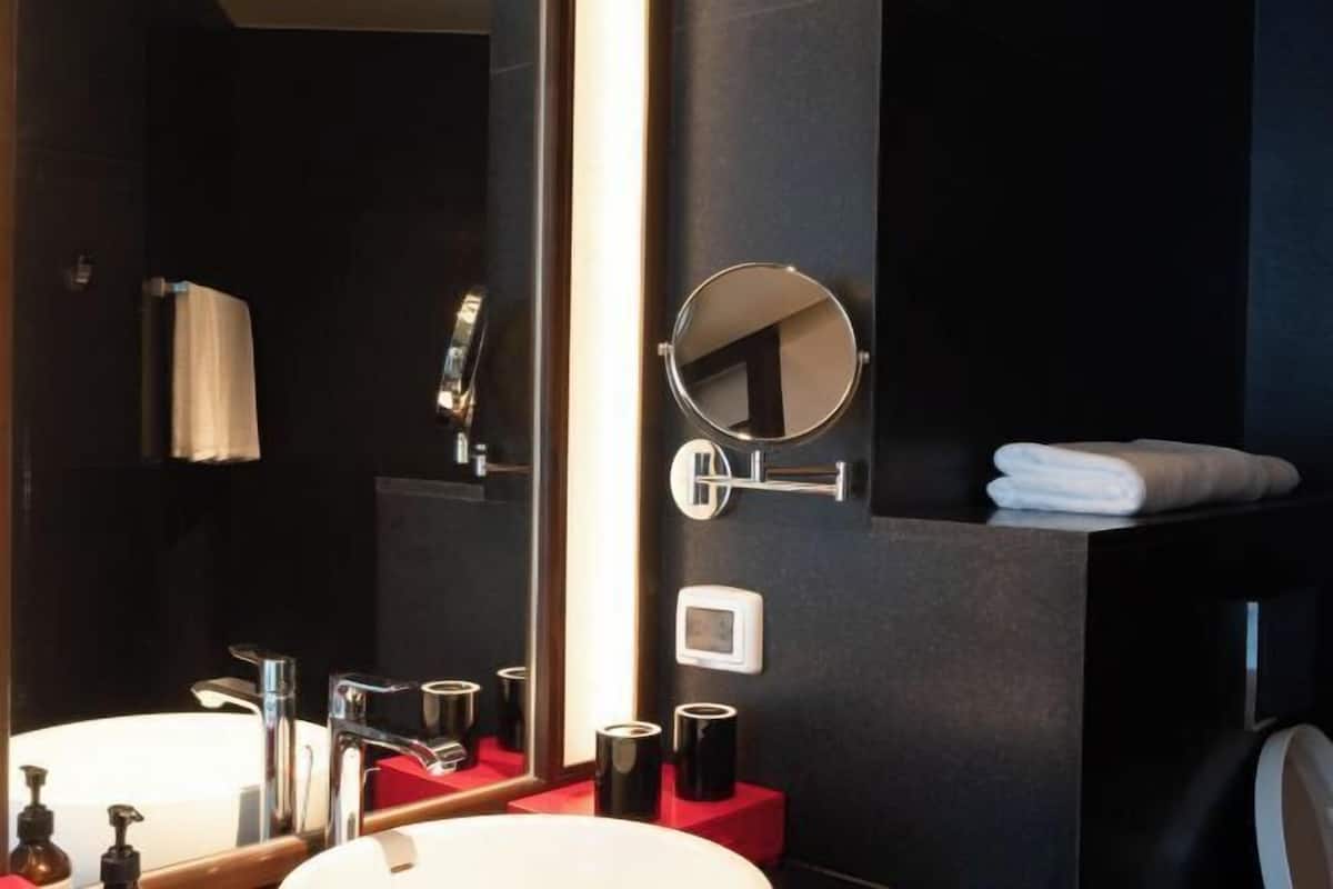 Bathroom | Combined shower/bathtub, deep-soaking bathtub, hydromassage showerhead