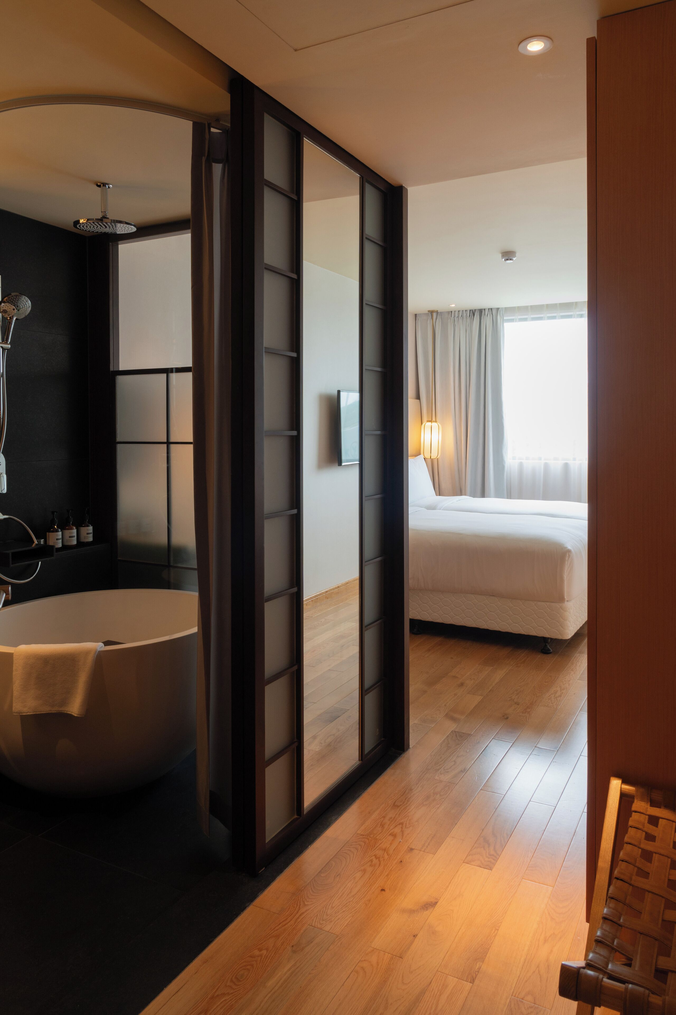 Kasen Twin Room | Minibar, brankas, meja kerja, dan tirai kedap cahaya