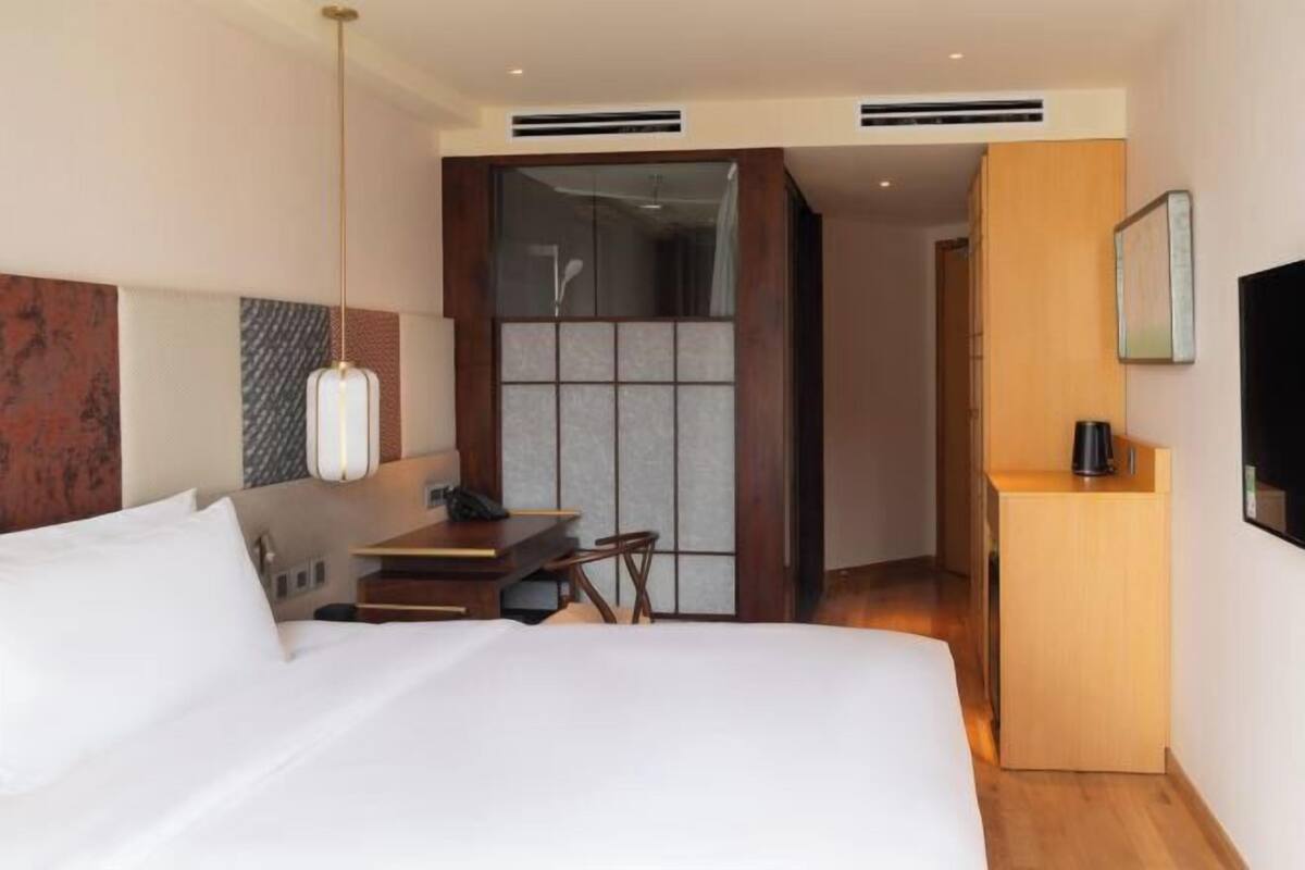 Minibar, Zimmersafe, Schreibtisch, Verdunkelungsvorhänge