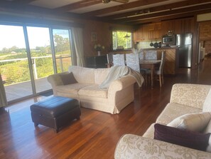 Smart TV, fireplace - Cherry Haven farmhouse overlooking Yarra Valley (Wandin East)